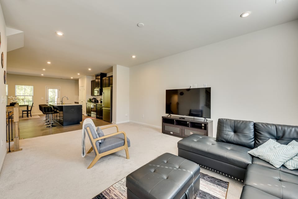 Room to Work + Relax! Spacious Unit Near Charlotte Apartment in Matthews