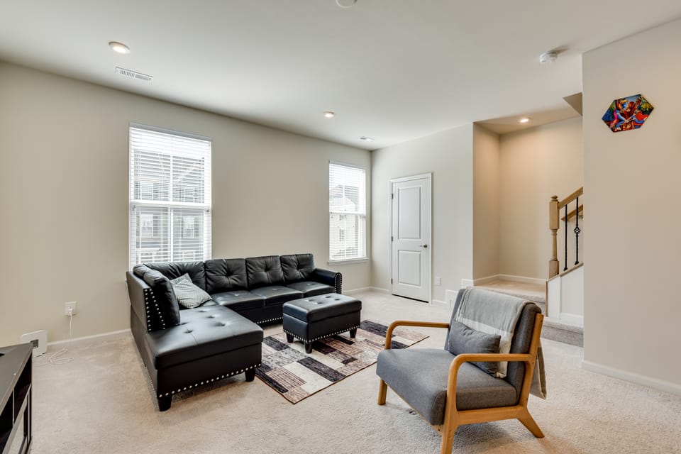 Room to Work + Relax! Spacious Unit Near Charlotte Apartment in Matthews