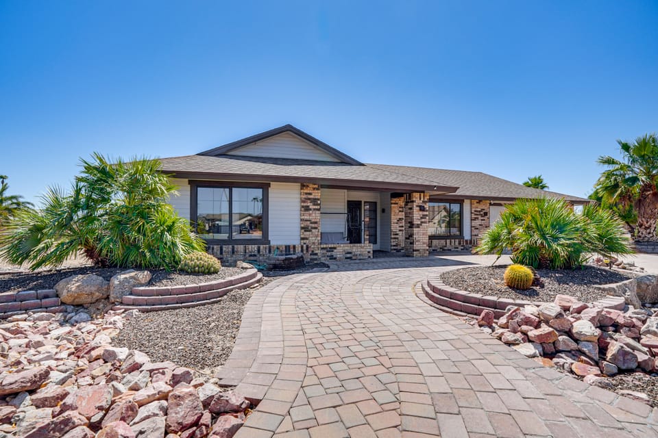 Families Welcome! Dog-Friendly Glendale Home House in Sun City West