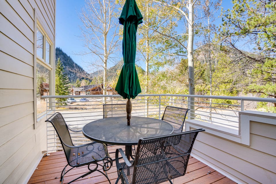 Mtn-View Deck, Workspace! Walkable Frisco Condo Apartment in Frisco
