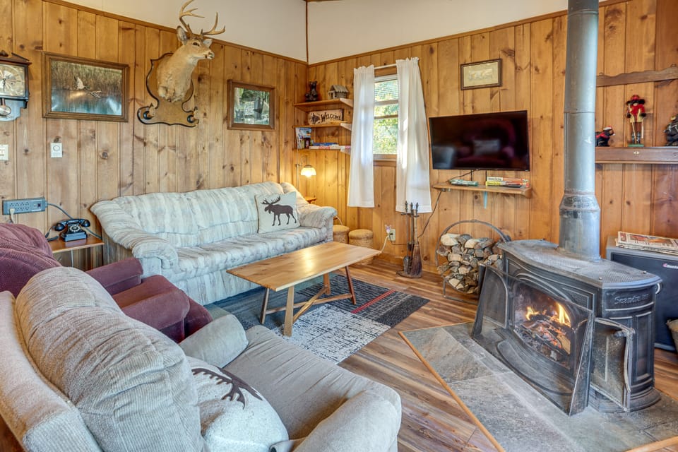 7 Mi to Main Street: Cabin w/ Deck in Stanley! House in Shenandoah Valley