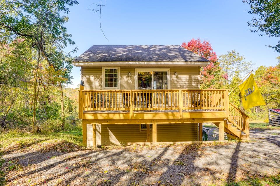 7 Mi to Main Street: Cabin w/ Deck in Stanley! House in Shenandoah Valley