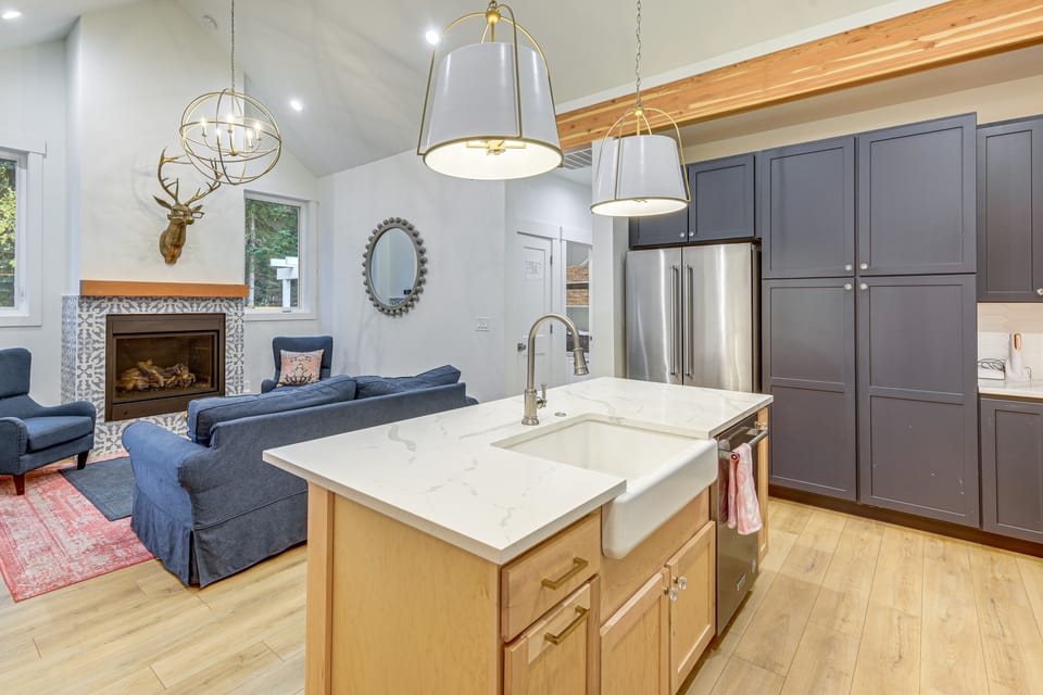 2 Mi to Payette Lake: Charming Cottage w/ Hot Tub! House in McCall