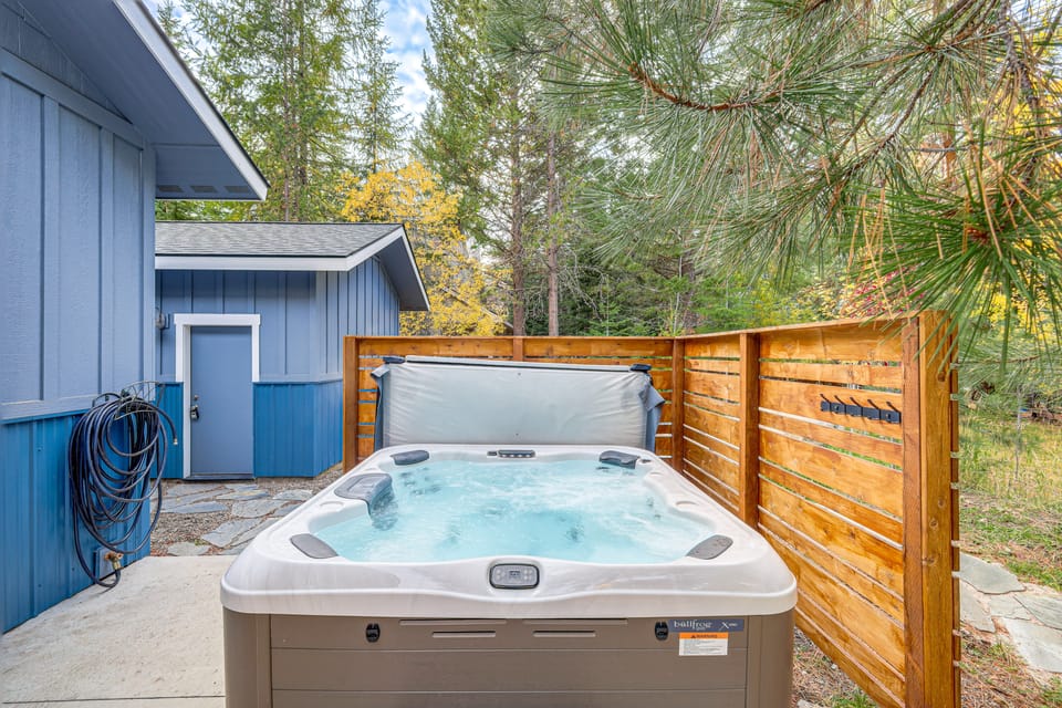 2 Mi to Payette Lake: Charming Cottage w/ Hot Tub! House in McCall