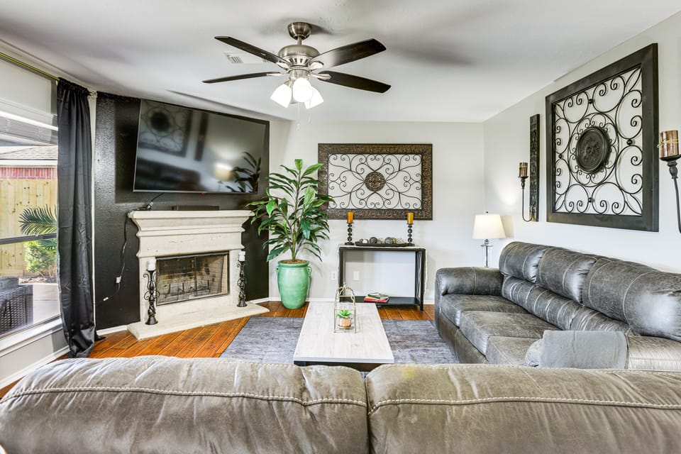 Game Room & Gym! Solar-Powered Home in Houston House in Houston
