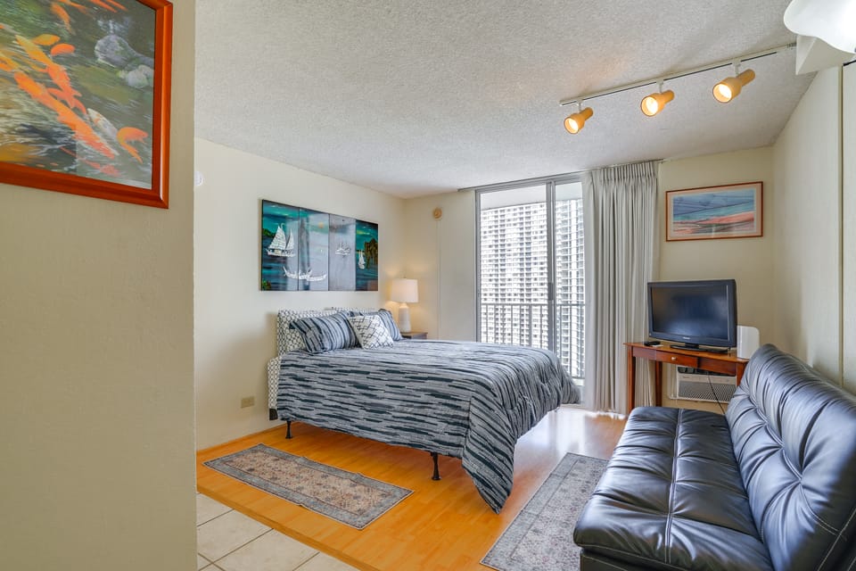 Waikiki Beach Inn on the Park Studio Apartment in McCully-Moiliili
