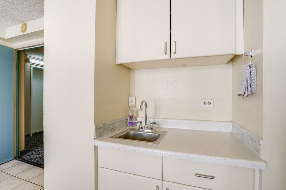 Waikiki Beach Inn on the Park Studio Apartment in McCully-Moiliili