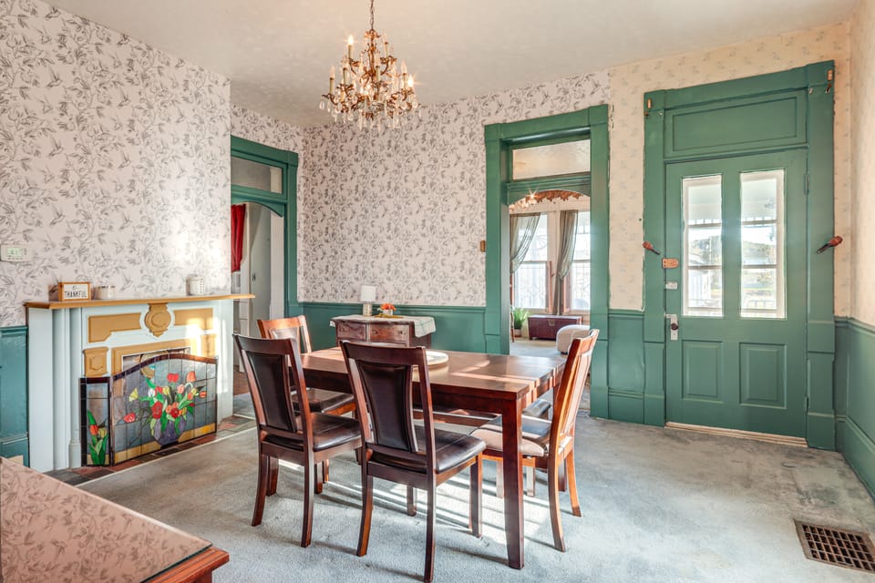 2 Blocks to Ohio River! Historic Victorian Gem House in Ohio