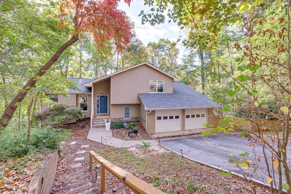 Forest-View Gem on Vaughn Creek < 1 Mi to Dtwn! House in Tryon