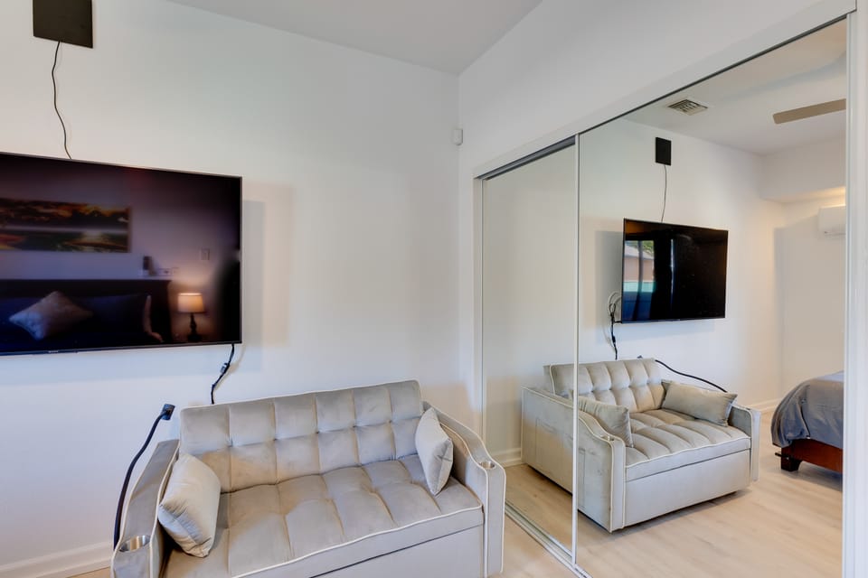 2 Blocks to Main St: Foodie's Paradise in Alhambra Apartment in Alhambra