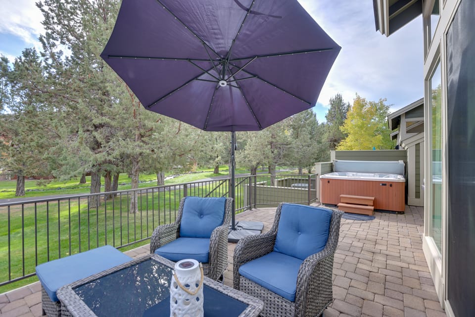 Eagle Crest Retreat: Creekside Townhome w/ Hot Tub Apartment in Oregon