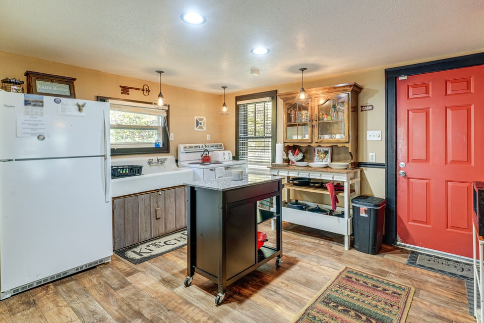 Hunters/Floaters Welcome! Creekside Missouri Cabin House in Ozark Mountains