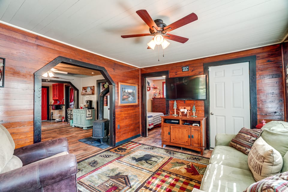 Hunters/Floaters Welcome! Creekside Missouri Cabin House in Ozark Mountains