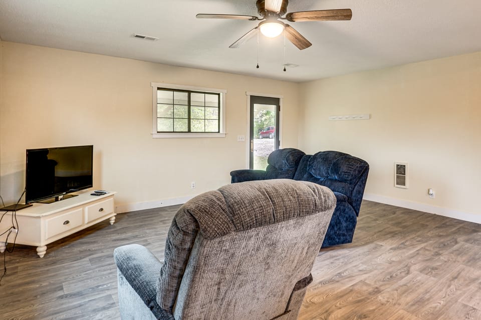 Dog-Friendly Cabin w/ Yard Near Auxvasse Creek! House in Missouri