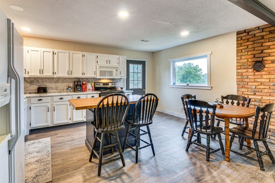 Dog-Friendly Cabin w/ Yard Near Auxvasse Creek! House in Missouri