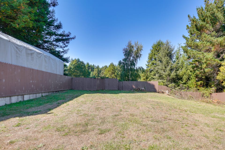 3 Mi to Sequoia Park Zoo: Spacious Home w/ Sunroom House in California