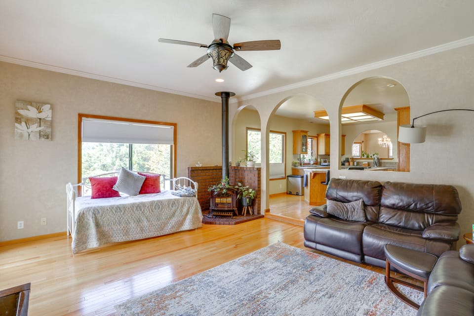 3 Mi to Sequoia Park Zoo: Spacious Home w/ Sunroom House in California