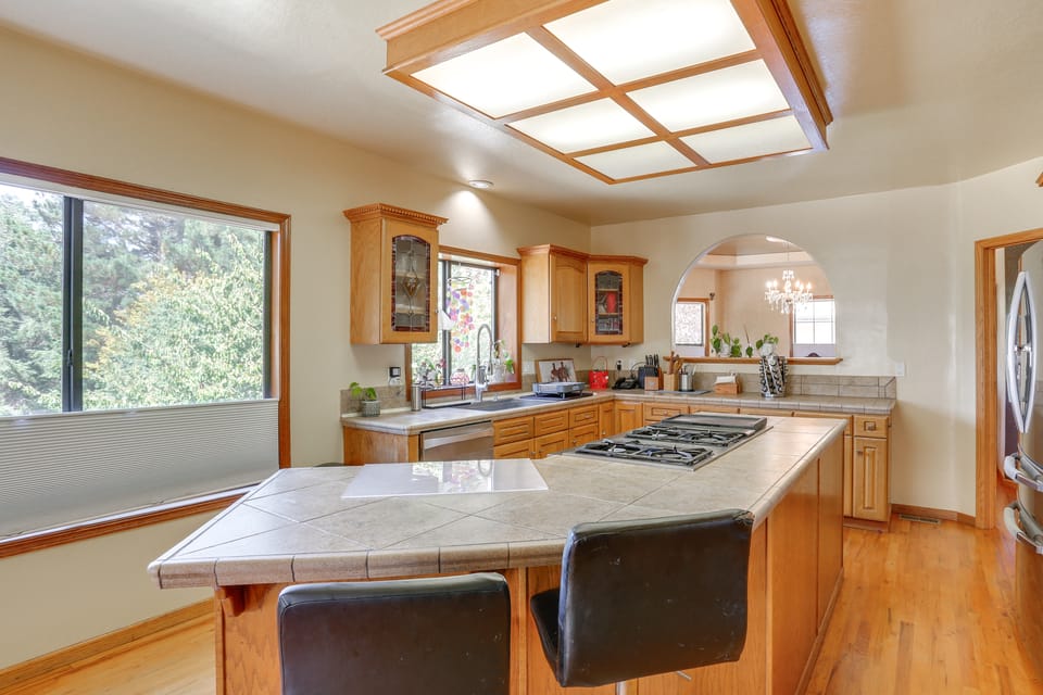 3 Mi to Sequoia Park Zoo: Spacious Home w/ Sunroom House in California
