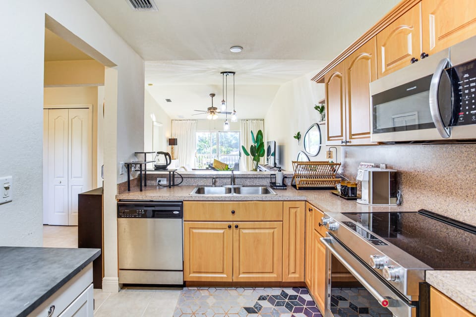 Golf Getaway: Cape Coral Condo 1 Mi to River! Apartment in Cape Coral