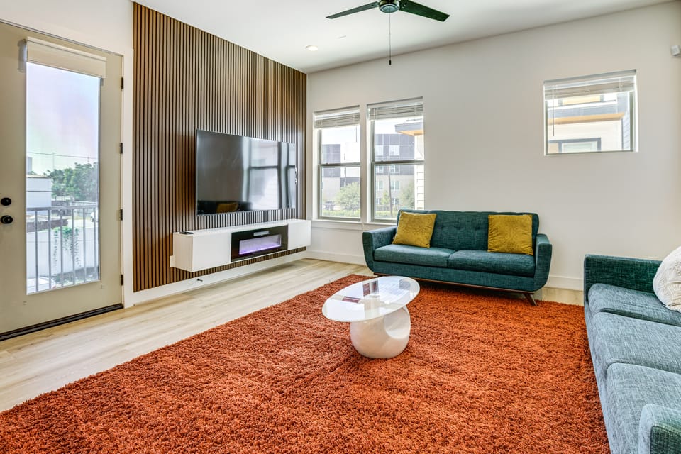 6 Mi to NRG Stadium! Modern Unit w/ Yard Apartment in Houston