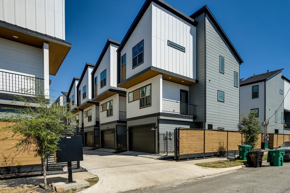 6 Mi to NRG Stadium! Modern Unit w/ Yard Apartment in Houston