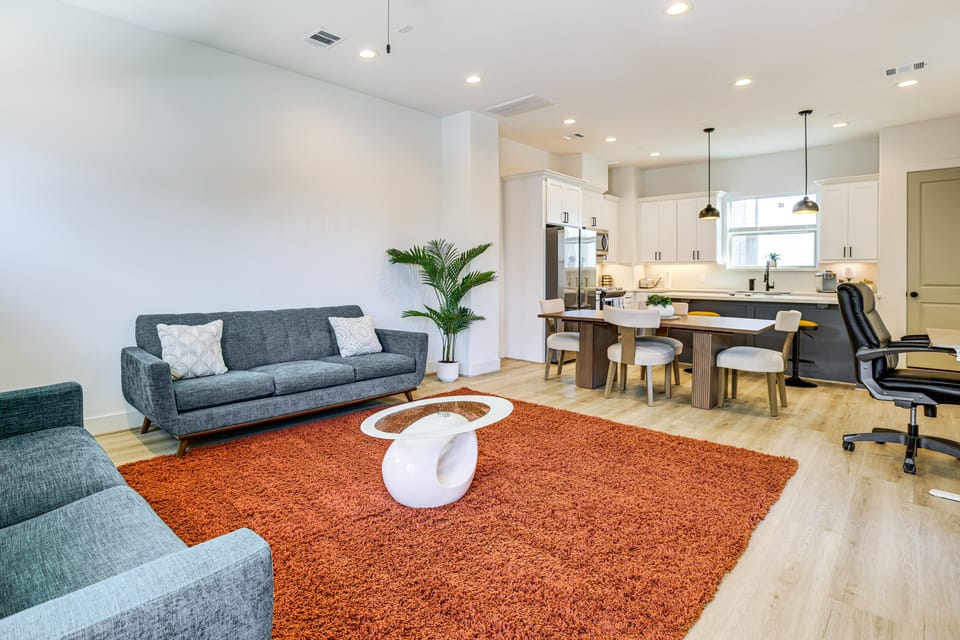 6 Mi to NRG Stadium! Modern Unit w/ Yard Apartment in Houston