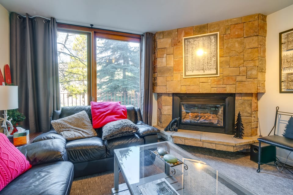 Ski Copper Mountain! Alpine-Chic Condo w/ Hot Tub Apartment in Copper Mountain