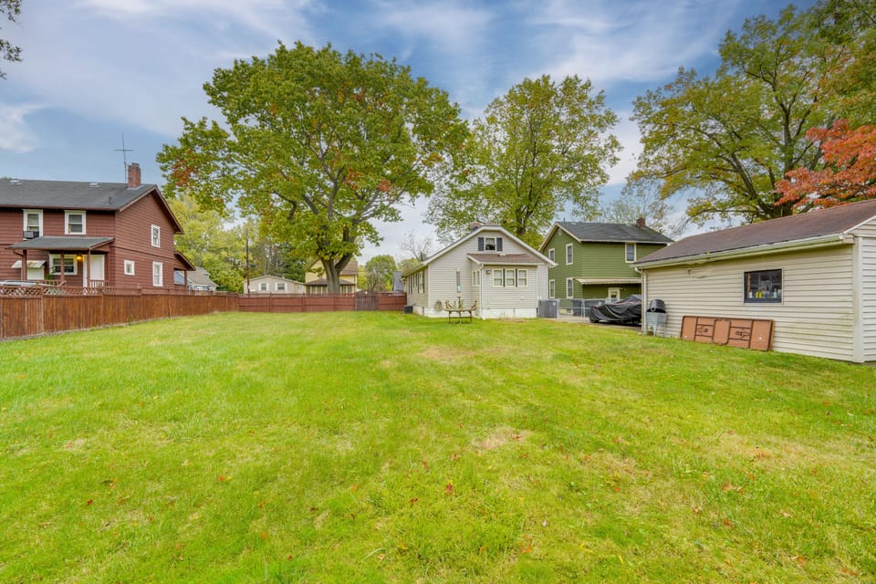 1 Mi to Akron Zoo: Ranch-Style Home w/ Yard! House in Akron
