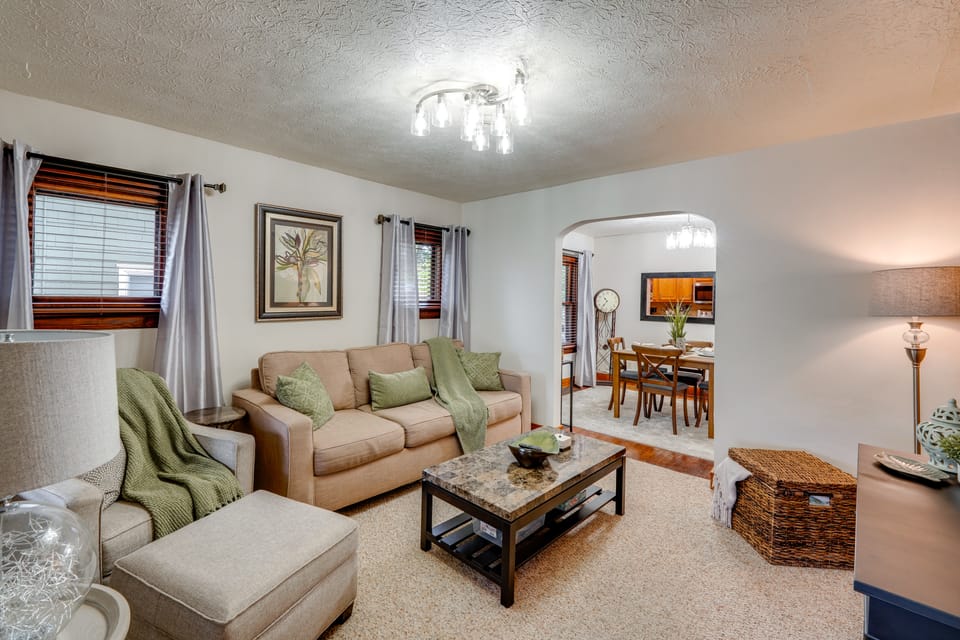 1 Mi to Akron Zoo: Ranch-Style Home w/ Yard! House in Akron