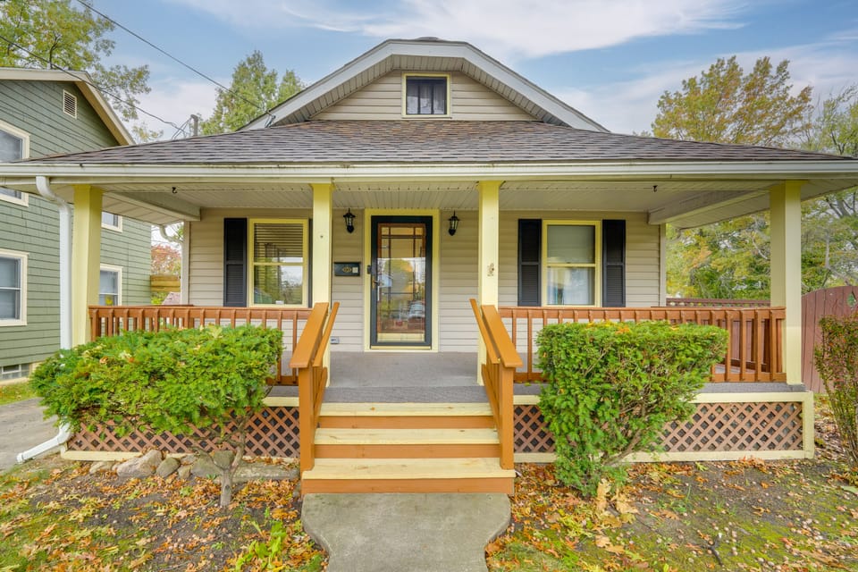 1 Mi to Akron Zoo: Ranch-Style Home w/ Yard! House in Akron