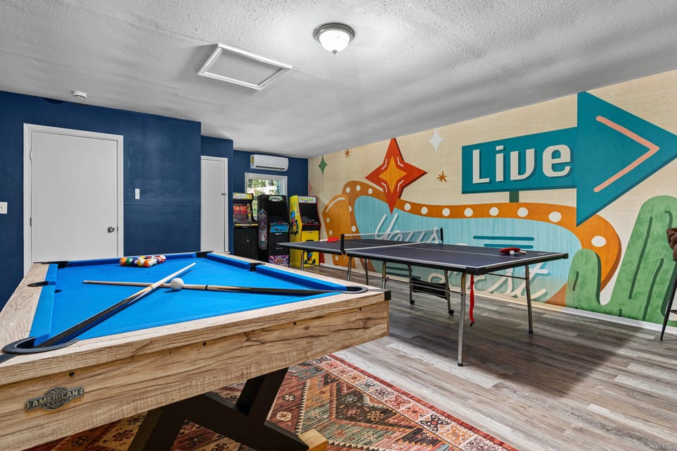 Mini Golf, Arcade & Fire Pit! San Antonio Home House in San Antonio