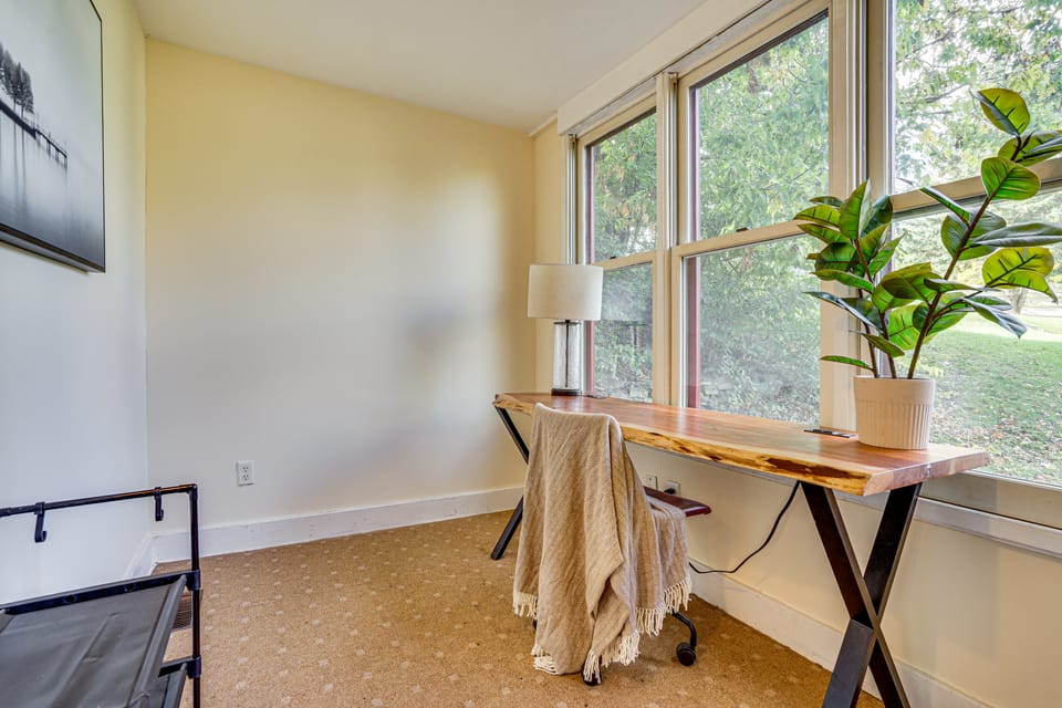 Near Colleges: Pet-Friendly Duplex in Northfield! House in Northfield