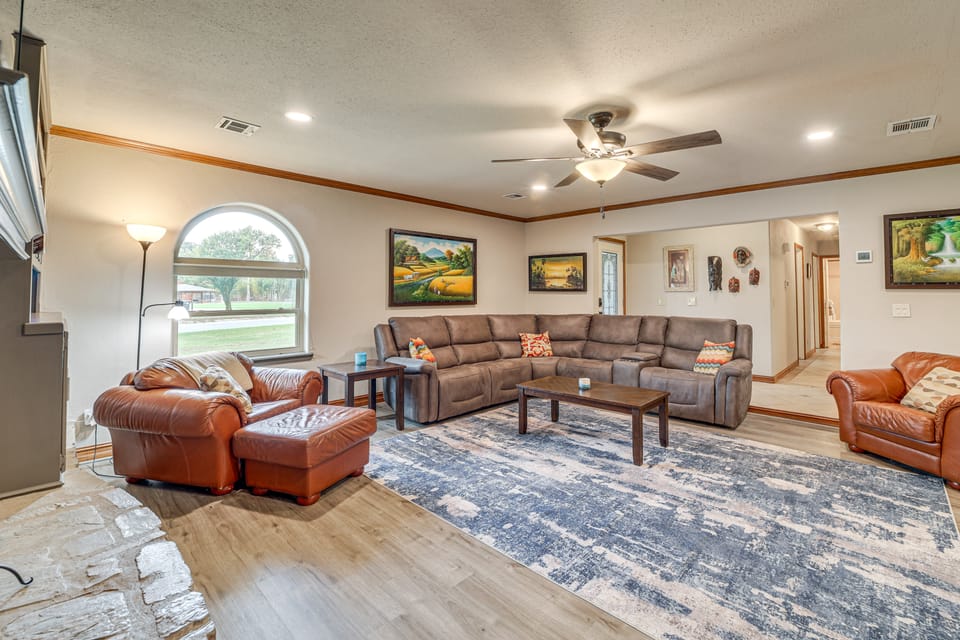 Family-Friendly Tulsa Suburb Home By Parks & River House in Tulsa