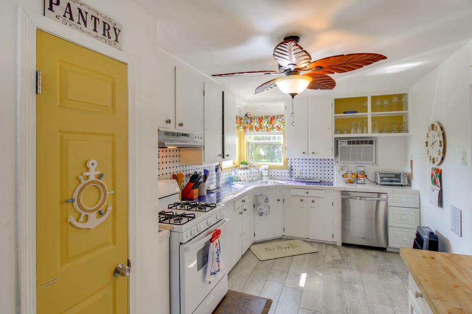 Canal-Front Home w/ Deck: 6 Mi to Rockport Beach House in Texas