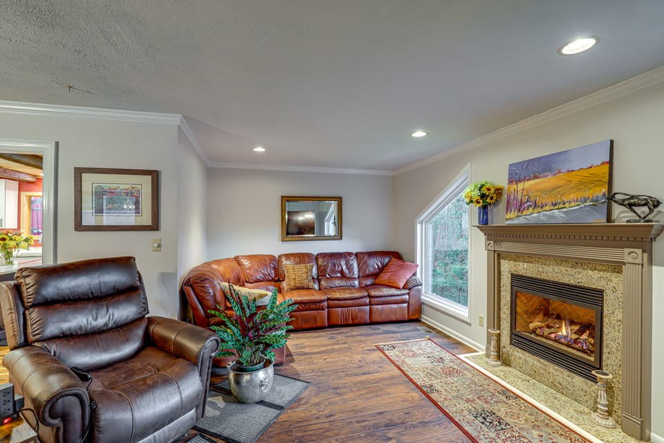 Ski Asheville! Mountain-View Hideaway w/ Deck House in Woodfin