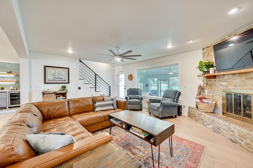 Modern, Spacious! Lake Buchanan Retreat w/ Hot Tub House in Lake Buchanan