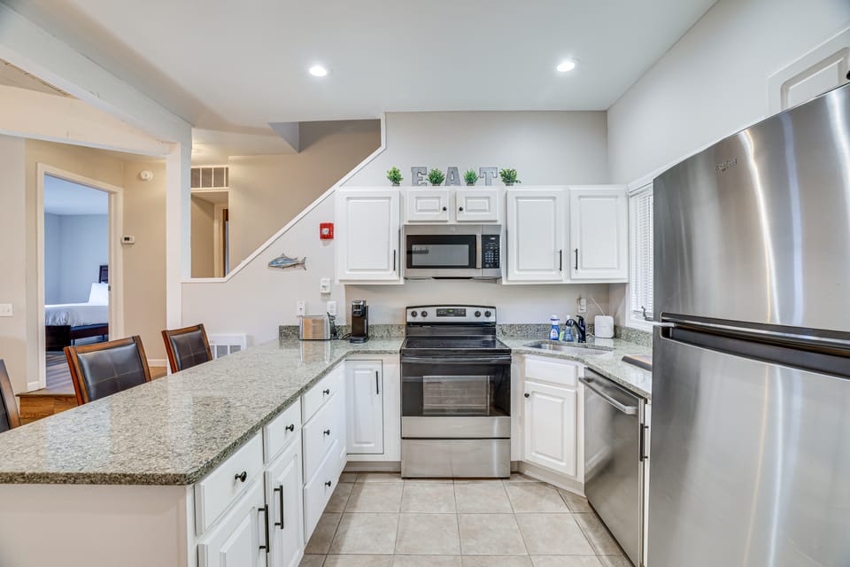 Steps to Lake Tanglwood: Tranquil Wooded Retreat Apartment in Lake Wallenpaupack