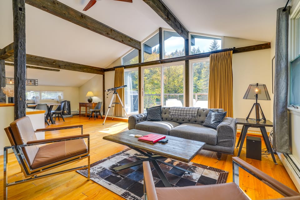 Luxe 5,000 Sq Ft Retreat: 5 Mi to Stratton Resort House in Jamaica