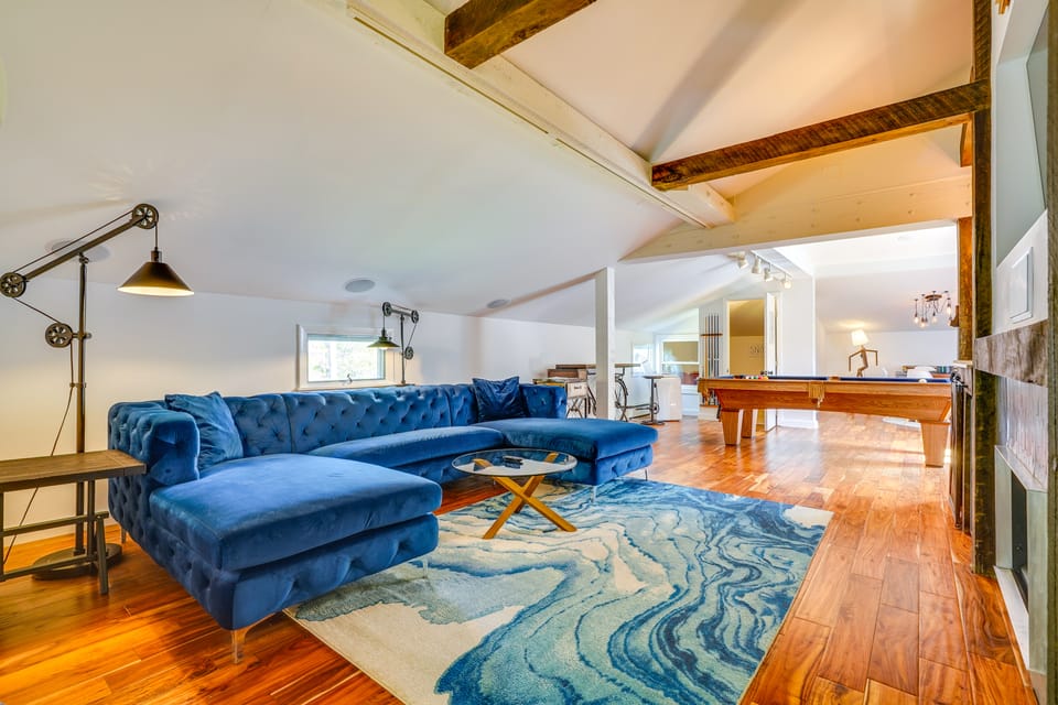 Luxe 5,000 Sq Ft Retreat: 5 Mi to Stratton Resort House in Jamaica