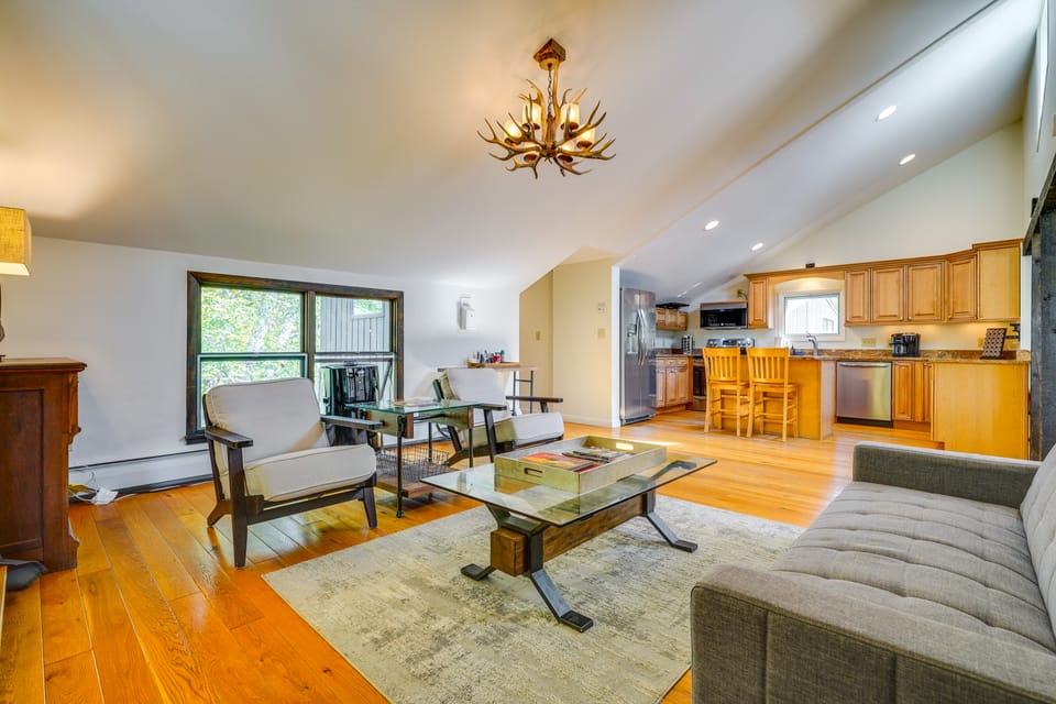 Luxe 5,000 Sq Ft Retreat: 5 Mi to Stratton Resort House in Jamaica