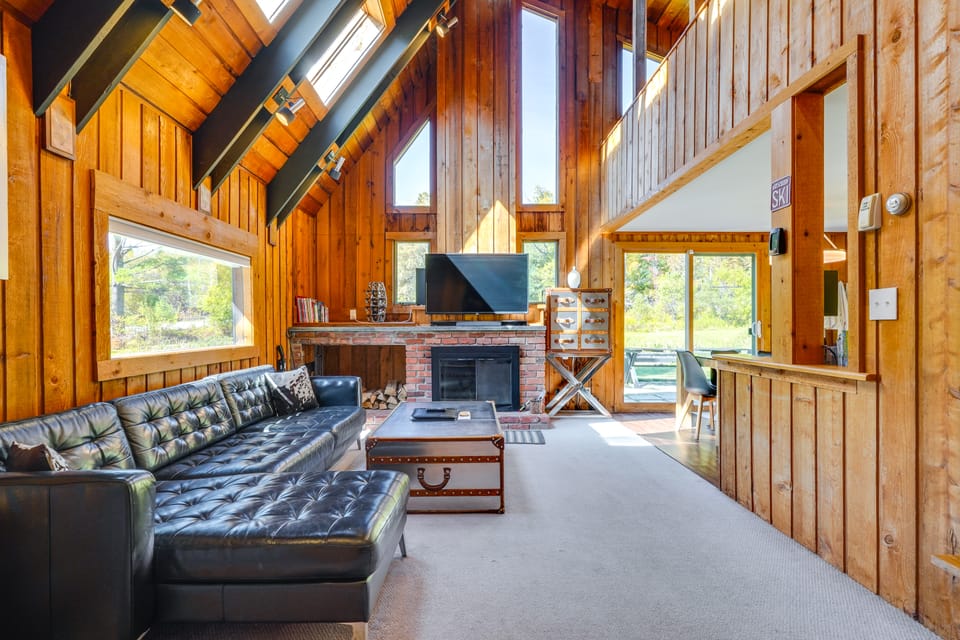Stratton Shuttle Access! Vermont Mountain Hideaway House in Winhall