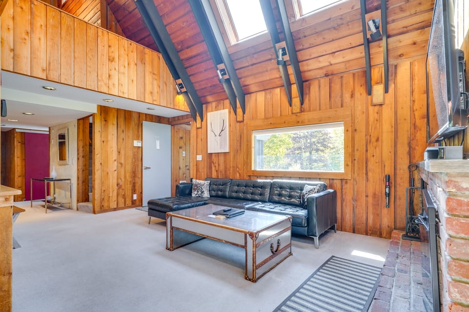 Stratton Shuttle Access! Vermont Mountain Hideaway House in Winhall