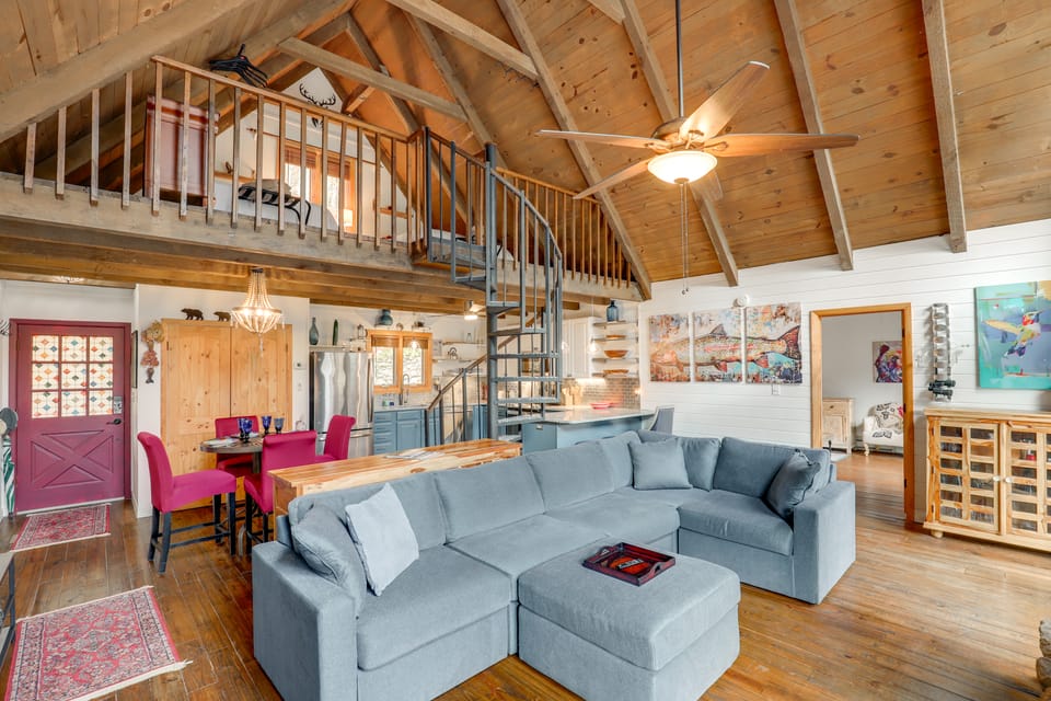 Walk to Slopes: Mars Hill Resort-Style Mtn Chalet House in Tennessee