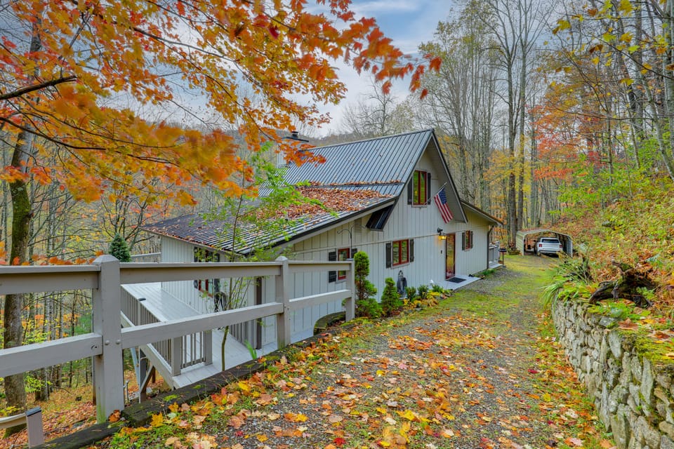 Walk to Slopes: Mars Hill Resort-Style Mtn Chalet House in Tennessee