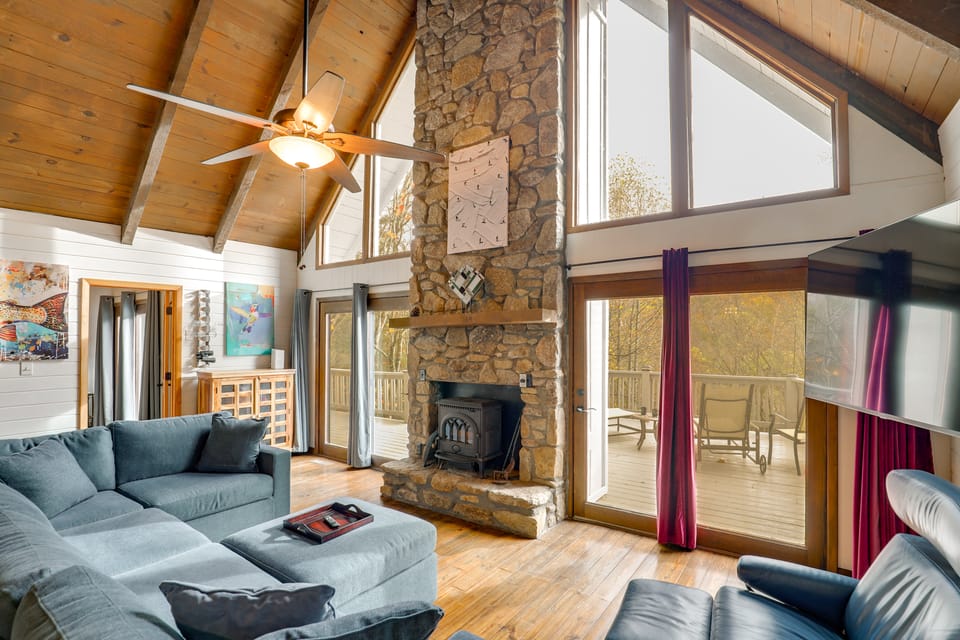 Walk to Slopes: Mars Hill Resort-Style Mtn Chalet House in Tennessee