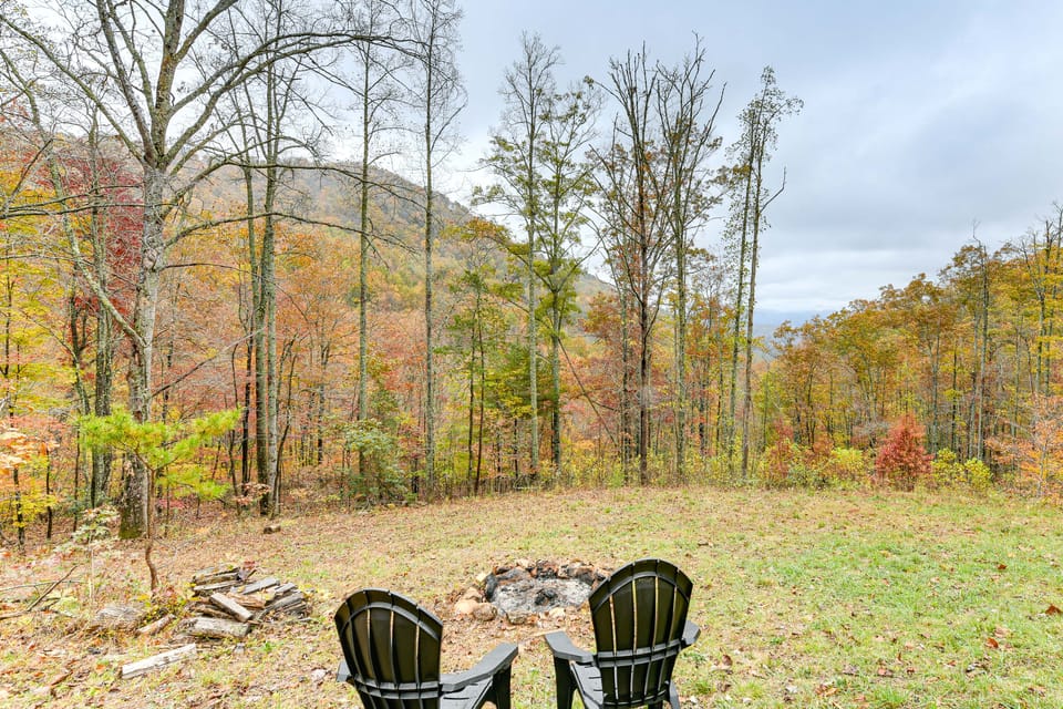 8 Mi to Dtwn Franklin: Mtn-View Cabin w/ Fire Pit House in Tennessee