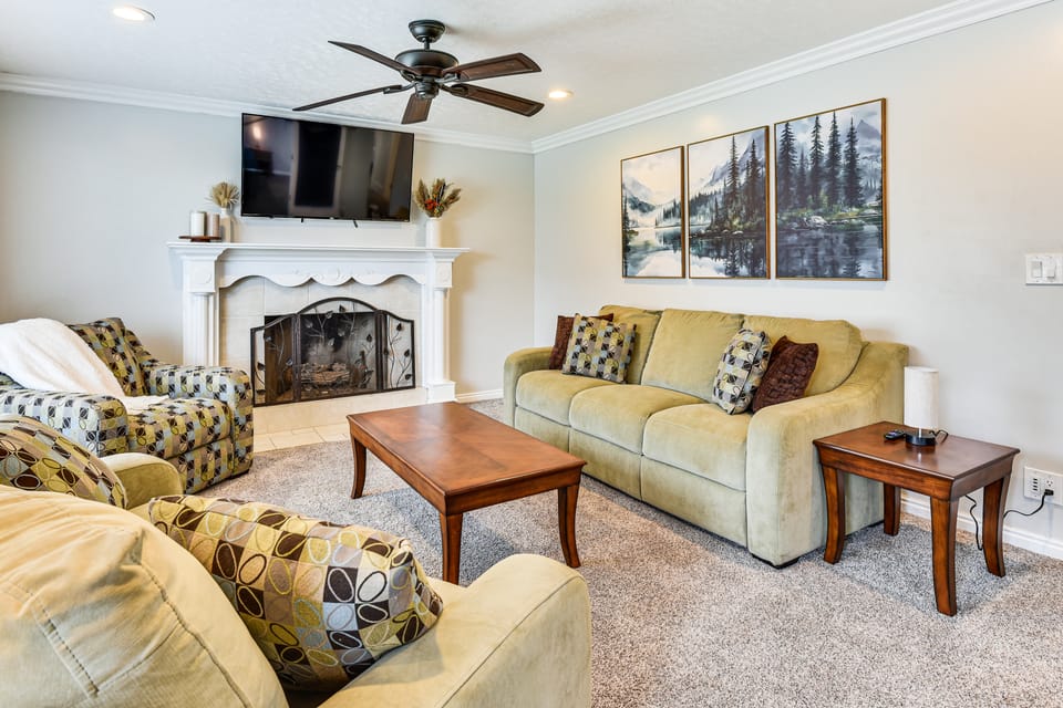 Mountain-View Retreat w/ Hot Tub in Centerville! House in Bountiful