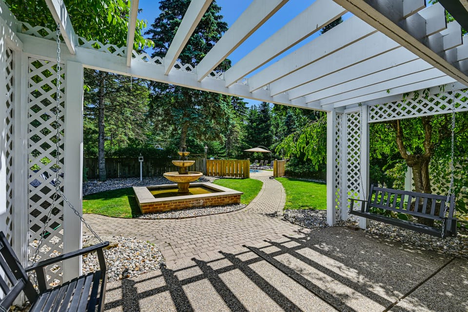 Pet Friendly: Private Pool & Home Theater House in Michigan