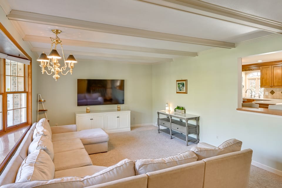 Pet Friendly: Private Pool & Home Theater House in Michigan