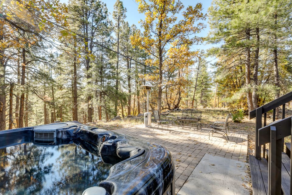 Family Getaway w/ Hot Tub! 20 Mi to Flagstaff House in Munds Park